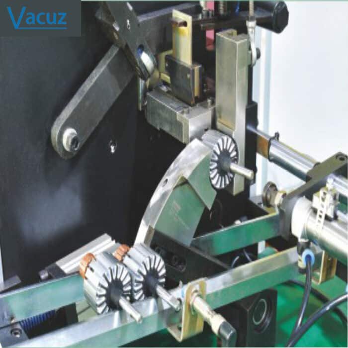Macchina automatica per l'inserimento della carta di isolamento del rotore