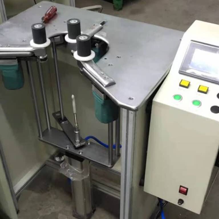 Machine à enrouler les bobines de toroïdes au crochet