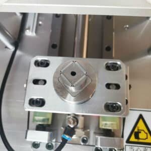 Machine automatique d'insertion de pièces d'acier en cercle magnétique de forme carrée pour l'insertion de bobines de stator de moteur BLDC