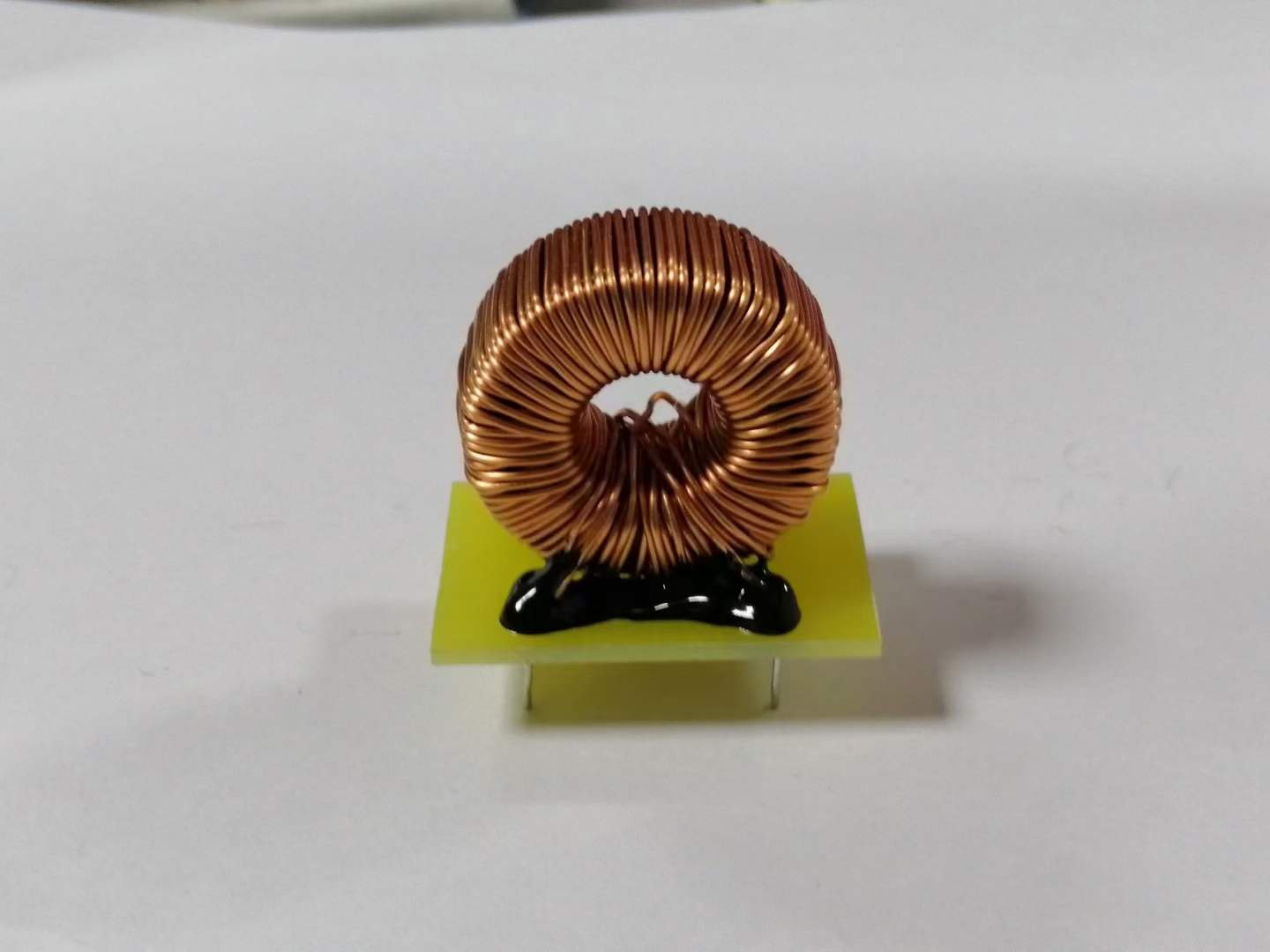 Vacuz Otomatis SQ Toroidal Flat Wire Inductor Coil Induktor Kawat Datar yang Dapat Disesuaikan Pemotongan Pin Kawat Timbal Membentuk Pengelasan Pengelasan Timah Penyolderan Perakitan Basis Plastik Lini Produksi Mesin Uji Komprehensif