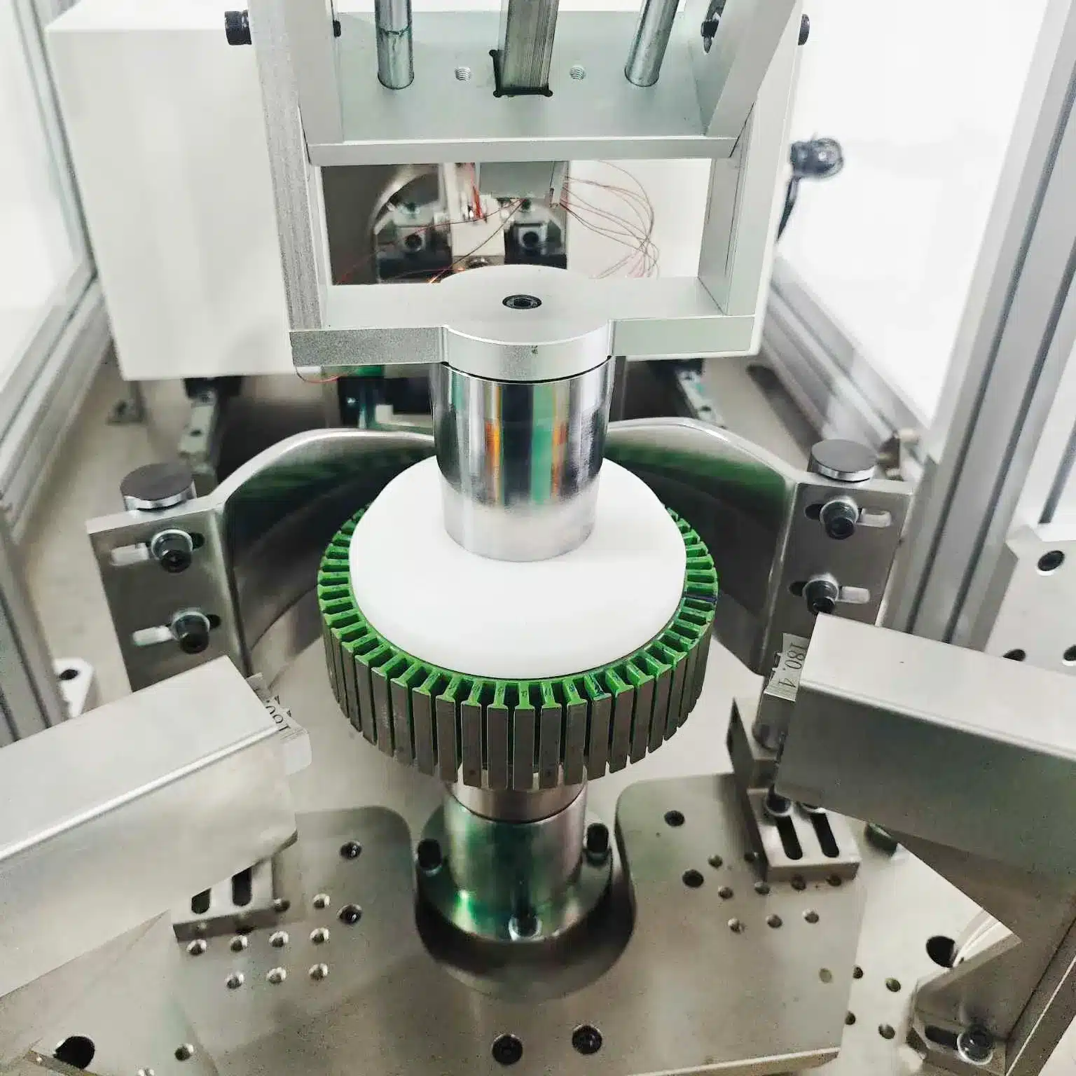 最大250ミリメートルステータOD VacuzシングルステーションBLDCブラシレスアウトランナー外側ステータ農業ヘビーデューティドローンモータコアフライングフォーク巻線機設備