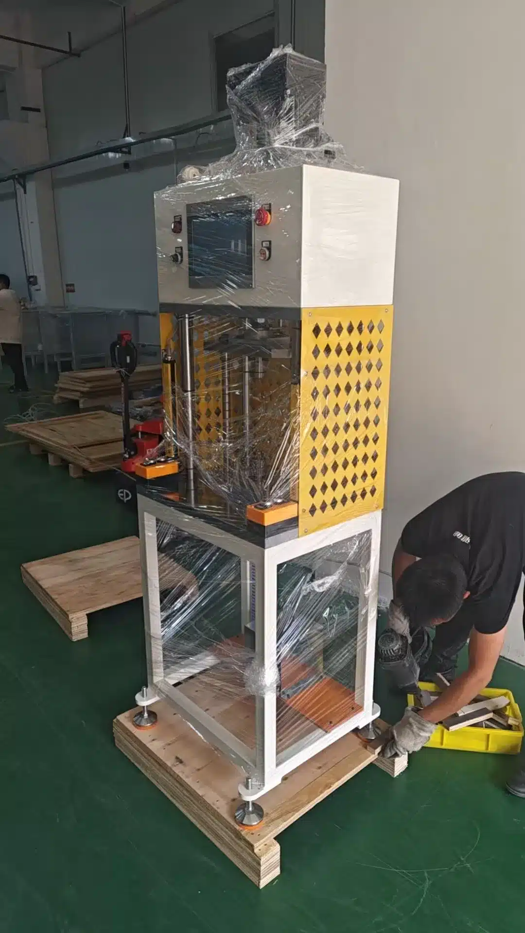 one set vacuz rotor glue dispenser magnets insertion machine + 6 sets 1 ton motor parts bearing shaft servo press machines shipment 2